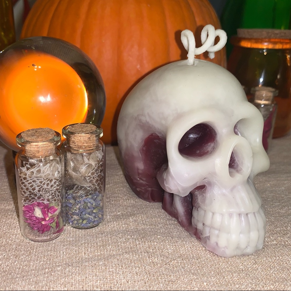 Beeswax Bleeding Skull Candle๐ฏ - Picture 6 of 8
